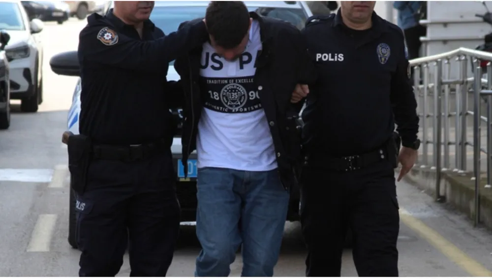 Ayağıyla araç sürdü 