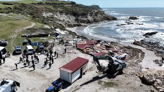 Adana Karataş'da Sahil kenarındaki kaçak yapıların yıkımı sürüyor..