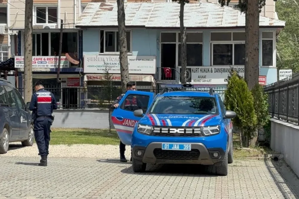 Adana'da sosyal medya'dan  tehdit paylaşımları yapan öğretmen akıl hastanesine yatırıldı.