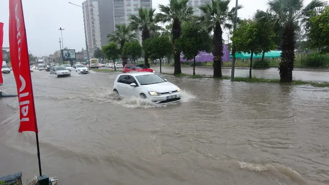 Sağanak Yağış Adana’yı Vurdu: Yollar Yine  Göle Döndü