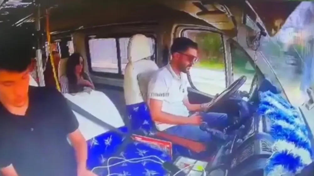Adana’da direksiyon başında uyuyan Dolmuş sürücüsü