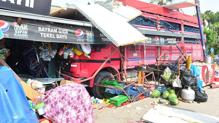 Adana'da sürücüsünün kontrolünden çıkan kamyon markete girdi