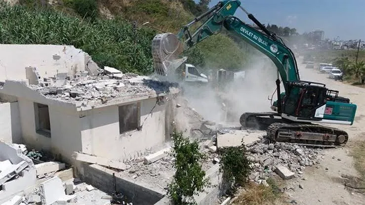 Adana Karataş Sahilindeki Kaçak yapılar yıkılıyor.
