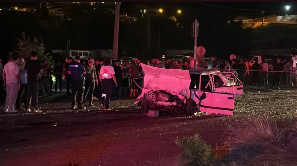 Adana'da trafik ışıklarında araca çarpan otomobilin sürücüsü öldü
