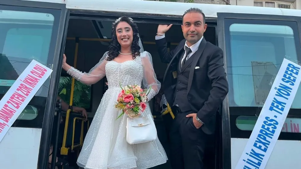 Adana'da Öğretmen Çift Düğüne VIP araç yerine dolmuşla gittiler!