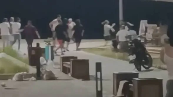 Karataş Sahili .. Gençlerle Esnaf Birbirine Girdi