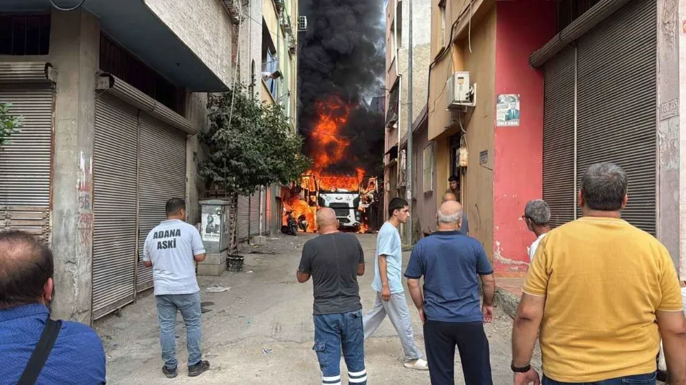 Adana’da kanalizasyon çalışması sırasında vidanjör alev aldı