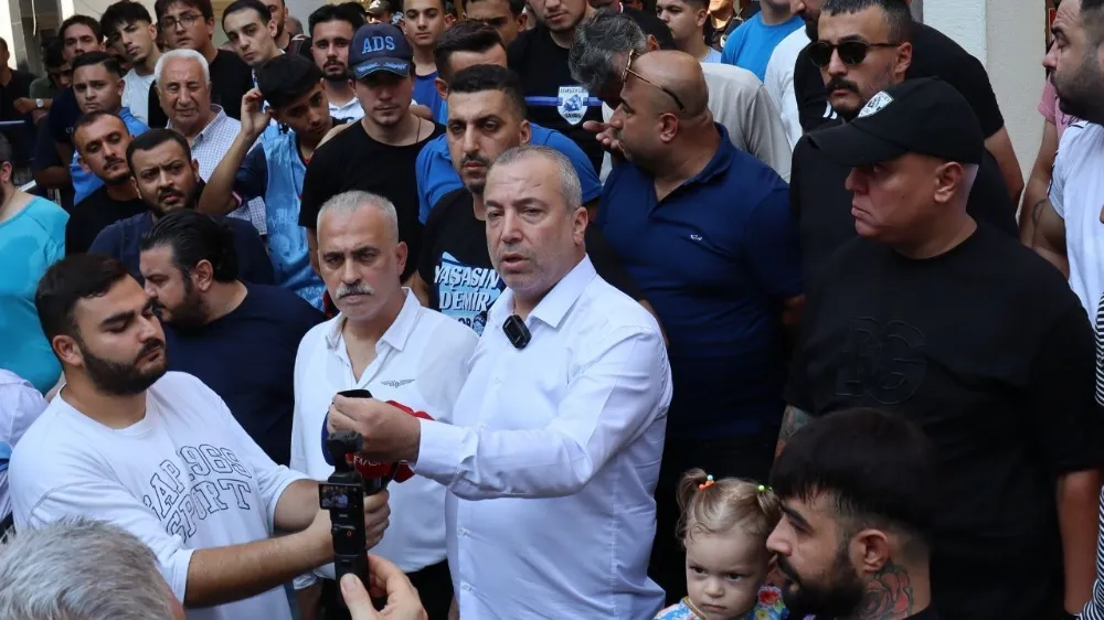 Adana Demirspor yönetimi ve taraftarından Belediye önünde Eylem 