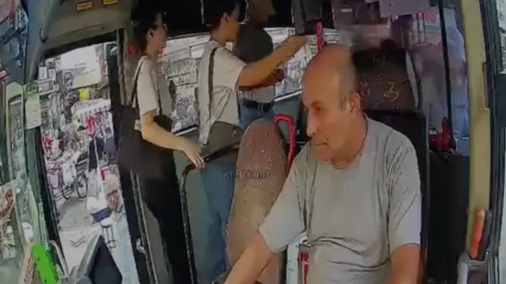 Adana’da Dolmuşta Gergin Anlar! Yolcular Tartışmayı Ayırmak İçin Araya Girdi