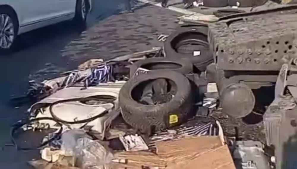 Adana'da 2 tırın karıştığı kazada sürücüler yaralandı