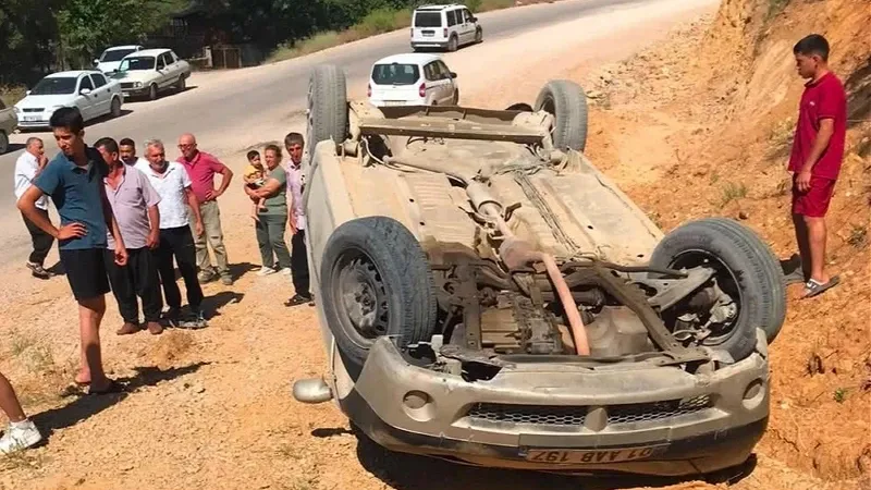 Adana'da otomobil Takla Attı..6 kişi yaralandı