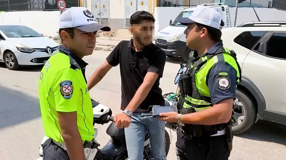 Adana'da motosiklet sürücülerine yönelik Trafik denetimi.