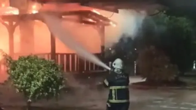 Adana'da Seyhan Nehri üzerindeki asma yaya köprüsünde yangın