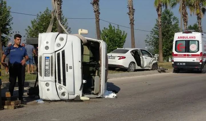 Adana Ceyhan ... Otomobil Yolcu Minibüsüne Çarptı...1 Ölü 3 Yaralı 