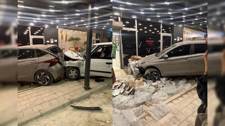 Sarıçam'da kontrolden çıkan iki otomobil peş peşe mağazaya girdi
