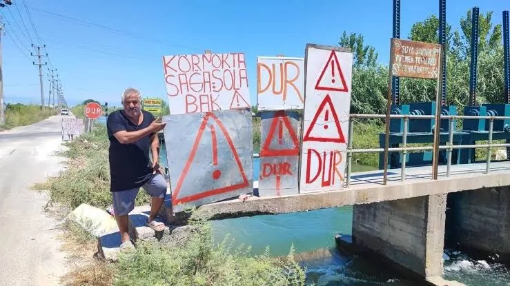 Adana'da kazaların eksik olmadığı yolda vatandaş kendi tabelasını Astı